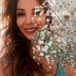 Meltem Yılmazkaya Instagram - Yağmur öncesi fırtına, balkon saksılarında şenlik var , topraklar atarak kendilerini yerlere , ev hanımlarına fazlasıyla iş çıkarmakla meşgullerken , kuşlar , “Sırası mıydı bunun 😒” tadında binaların derme çatma aralıklarını buluyorlarsa saklanıyorlar… Yağsa da rahatlasak! Hı hı evet. Yani rahatlamak için hep bir neden arayan insan , rahat olduğu zamanların da kıymetini bilmez hoş😒 Neyse… Oğlanı taktım ana kucağına sabah , doğru kahve içmeye, bu çiçekler de dönüşte , kendime hediye… Eylül gelmiş hoş gelmiş ley ley limi limi ley, bak elleri boş gelmiş lim lim çiçek gel bize🥳 #iyipazarlar