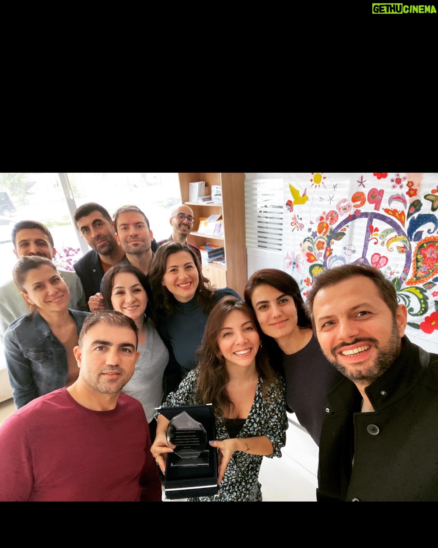 Meltem Yılmazkaya Instagram - “25 Kasım Kadına Yönelik Şiddetle Mücadele” günü kapsamında düzenlenen , aktivizm programlarından birinde daha atölyemi bitirdim. Dilerim katılan herkese şifa olmuştur! Bölgedeki 10. Yılım , hala aynı heyecanla ve gönüllü ruhla geliyorum seve seve! Sebebi sevgi olanın yolu derman oluyor🍀 Yıllardır mahrum bölgelerdeki kadınlar ve çocuklar için çalışan , mülteci kadınlar için birçok alanda mücadele eden güzel insanım @leylaonuryanar ve ekibi! Kalbim desteğim daima sizinle! Şikayete çok alışıp çözüm kısmına pek dokunmadığımız bir zamanda , kim hangi canlı için ne fayda sağlıyorsa , önce kendine sonra insanlığa fayda! Pek şükürle kapatıyorum geceyi❤️ "Bir mum, diğerini tutuşturmakla ışığından bir şey kaybetmez" #mevlana #mardin #turkey #arttherapy #volunteer