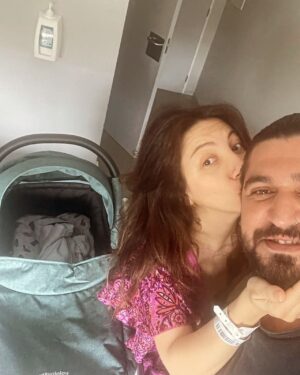 Meltem Yılmazkaya Instagram - Bu yaşın en güzel hediyesi sizdiniz yakışıklılarım 🥰 27 Mayıs , bir puset , iki sevgili , hastaneye dönen taksinin tekerleği :) @kadirdogann  Elleriniz elimden ayrı olmasın🤍 Birkaç fotoğraf özeti , hatıra kalsın… Sonra ben sonra insanlarım , sonra ne ekersen onu biçersin dengesi! Varlığını her zaman hissettiren dostlarım , canlarım siz de hiç eksik olmayın🤍