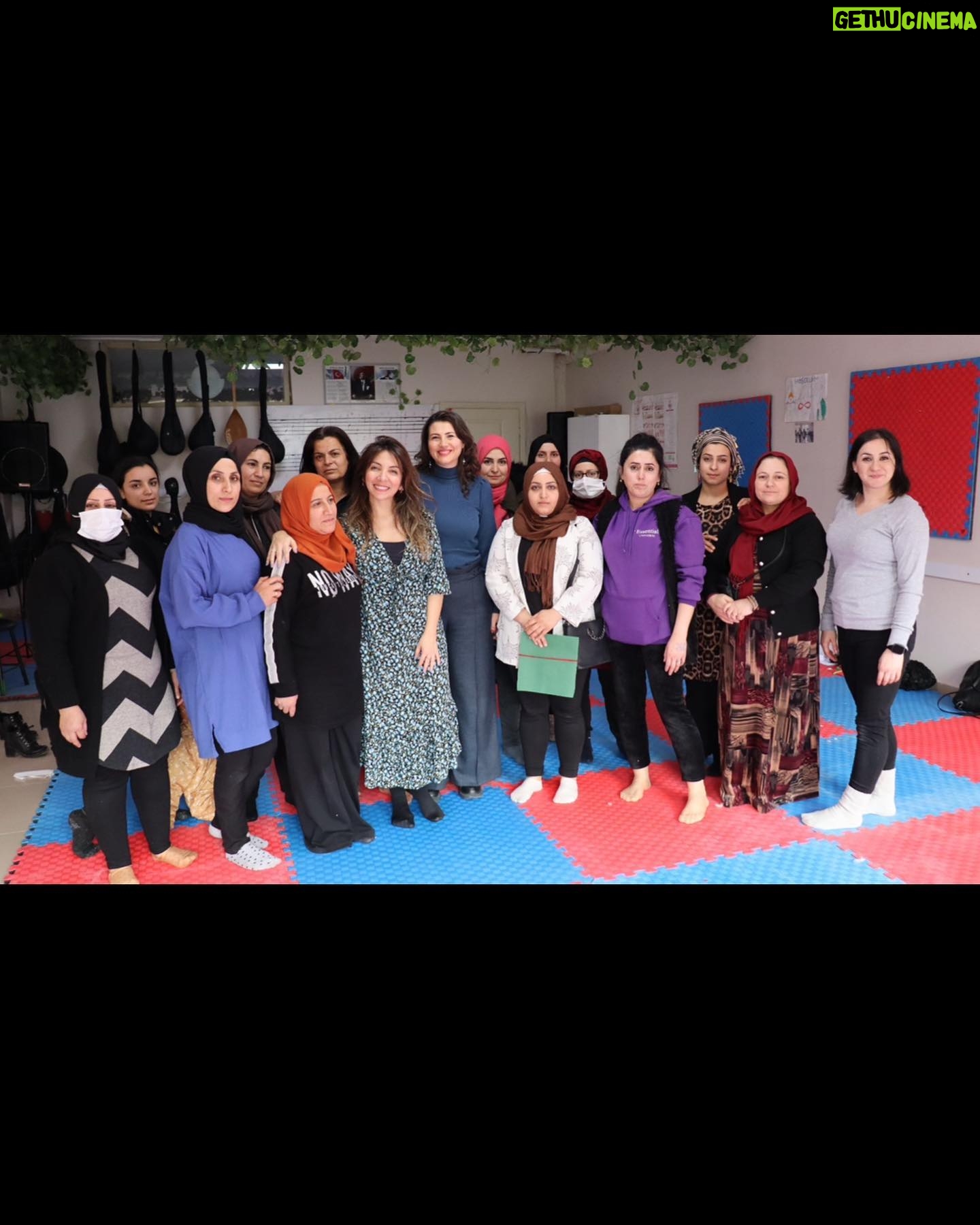 Meltem Yılmazkaya Instagram - “25 Kasım Kadına Yönelik Şiddetle Mücadele” günü kapsamında düzenlenen , aktivizm programlarından birinde daha atölyemi bitirdim. Dilerim katılan herkese şifa olmuştur! Bölgedeki 10. Yılım , hala aynı heyecanla ve gönüllü ruhla geliyorum seve seve! Sebebi sevgi olanın yolu derman oluyor🍀 Yıllardır mahrum bölgelerdeki kadınlar ve çocuklar için çalışan , mülteci kadınlar için birçok alanda mücadele eden güzel insanım @leylaonuryanar ve ekibi! Kalbim desteğim daima sizinle! Şikayete çok alışıp çözüm kısmına pek dokunmadığımız bir zamanda , kim hangi canlı için ne fayda sağlıyorsa , önce kendine sonra insanlığa fayda! Pek şükürle kapatıyorum geceyi❤️ "Bir mum, diğerini tutuşturmakla ışığından bir şey kaybetmez" #mevlana #mardin #turkey #arttherapy #volunteer