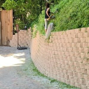 Mercedes Mason Instagram - Can someone tell the unemployed actress that’s she’s NOT A LANDSCAPER!!!
#neardeathexperience #sagaftrastrong #mamaneedsahobby