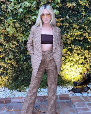 Meredith Hagner Instagram - Felt MILFY 70s news reporter last night so naturally had to post @tedbaker @ecduzit @brianfisherhair @carissaferreri . Thanks @wmag and @saramoonves