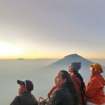 Meriam Bellina Instagram - Gunung Sindoro 3135 mdpl 18 September 2023 . . @bellinamer @yonde_shinoby @salimlerengdieng . .