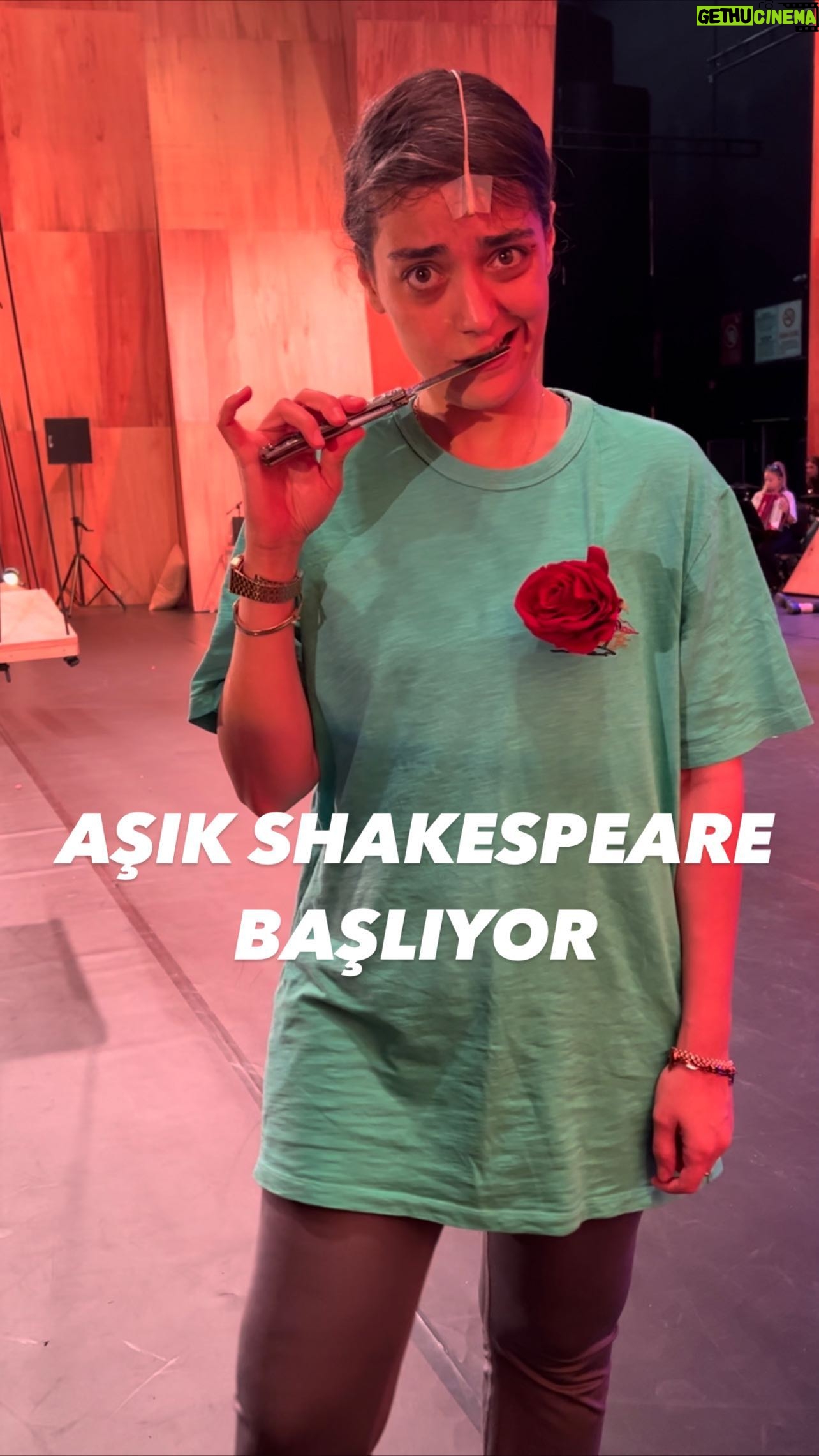 Merve Polat Instagram - AŞIK SHAKESPEARE SAHNEDE ❤️🫵🏼 4 EKİM’de ZORLU PSM’de başlıyoruuuz ✌️🧿 @asikshakespearesahnede @mahmutorhan @urazka @n.erdenn @oykusuokur @sebnemsonmezofficial @tasciceren @keremarslanoglu1 #aşıkshakespeare #tiyatro #sahne #theatre #zorlupsm