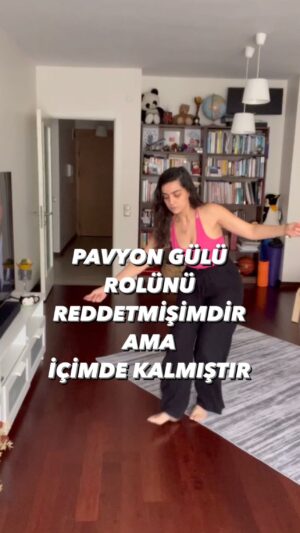 Merve Polat Instagram - PAVYON GÜLÜ ROLÜNÜ REDDETMİŞİMDİR AMA İÇİMDE KALMIŞTIR😂😂😂😂
KİMLER GÜNE BÖYLE BAŞLIYOR??
YORUMLARDA ANGARA HAVASI OYNUYORUZ, ANGARALILARA YOLLUYORUZ😂HADİ BAKALIIIIM💃🏽💃🏽💃🏽

#energy #pazar #pazarkahvaltısı #pazargünü #sunday #fun #funday #sabahsporu #güneböylebaşlamak
