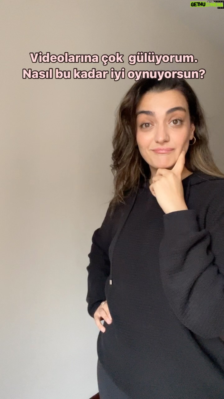 Merve Polat Instagram - ABLA VİDEOLARINA ÇOK GÜLÜYORUM DİYENLERE:) Sahnede de izlemenizi tavsiye ediyorum🤪 Nerelerde oynuyoruz👆🏼 Biletler www.tiyatromitos.com ‘da #tiyatro #sahne #tiyatrooyunu #ödüllüoyun #yanrol #yanroloyun
