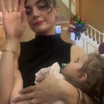 Merve Polat Instagram - Çocuğu teyzeye kitleyen tüm annelere😂 @iltermelikee @mubiko_poo ANNELER GÜNÜNÜZ KUTLU OLSUN🌸 Videoyu teyzelere yolluyoruz🤌🏽 #annelergünü