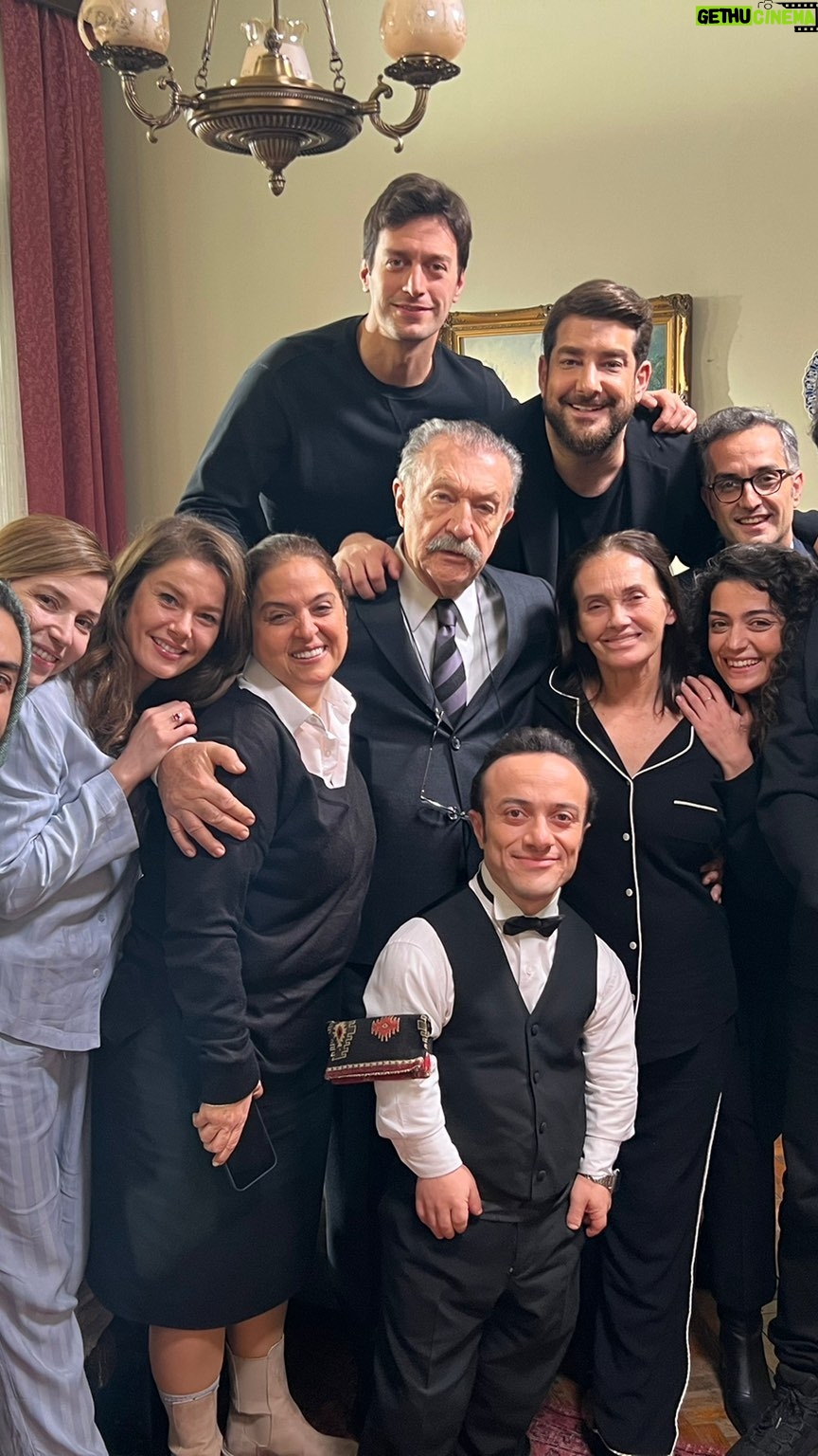 Merve Polat Instagram - Kraliçe sen bizim gözümüzün Nur’usun. Bir oyuncunun başına senin yolundan geçmekten daha güzel ne gelebilir ki⭐️ #feride
