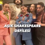 Merve Polat Instagram - AŞIK SHAKESPEARE DEFİLE PART 1😂😂En çok hangi kostümü beğendin yoruma yaz ✍️ Kadronun hepsi yok bir kısmı burda / Part 2 gelecek 28/29 KASIM 23/24 ARALIK @zorlu_psm ‘de @asikshakespearesahnede
