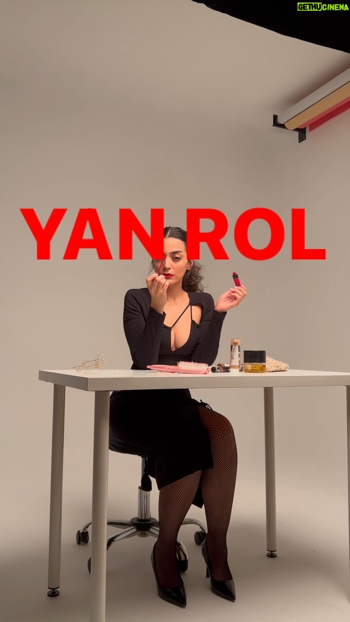 Merve Polat Instagram - YAN ROL !!! 16 Mart 20:30 ŞİŞLİ TİYATROSU’nda @tiyatromitos @senolonder @arzukurtdere @sislitiyatrosu @headshotroom