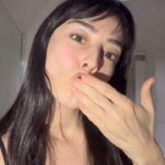 Merve Sevi Instagram – Her zaman az öz bakım severim 💆🏻‍♀️

Rozasea var yanaklarımda (  kızarıklar o yüzden ) ama 1. Seviye
Doktorunuza  danısmadan yüzünüze her bulduğunuzu sürmeyiniz ☺️ 

İyi bir nemlendirici ve yaz kış cildinize uygun güneş kremi candır 🤍