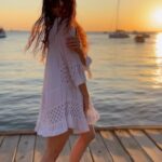 Merve Sevi Instagram – Ben ve benim Hayatım,isteklerim,sevdiklerim,olmasını istediğim bir dizi olaylar döngüsü “akışta kal” o iş öyle değil işte :) 
Kendinizi merkeze koydugunuz zaman yanınızda az insan kalır 
Çünkü onlarda kendi merkezlerini bulmuş sağlıklı iletişim kurabilen insanlardır 
Benim hayatım kendini geliştirmekle hep meşgul ve açık-net ilişki kurabilen insanlarla çevrili 
Günün sonunda bakınca mutluyum çok sebebim var sevgimi paylaşmak için 🧿
 
Elbise: @whitebynature_wbn 
 
(İçimden geldi böyle size bir içimi dökeyim  dedim uzun uzun yazanları genelde okumam ama siz okuyun) 😁