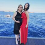 Merve Sevi Instagram – Seninle paylaşmak istediğim daha çok anı var. 🤍 
 Anneler gününüz ballı olsun🌸