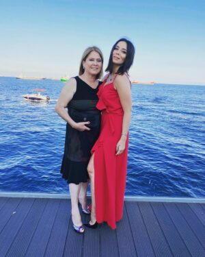 Merve Sevi Instagram - Seninle paylaşmak istediğim daha çok anı var. 🤍 
 Anneler gününüz ballı olsun🌸