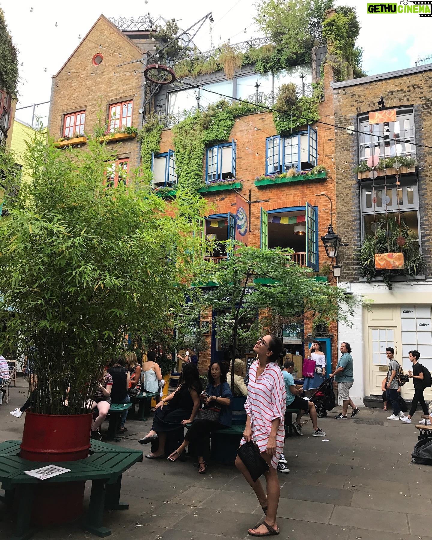 Merve Sevi Instagram - Işınlansak 🪄 Covent Garden/London #2017