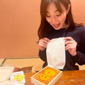 Mew Azama Instagram - はじめましての雪だるまのウニ⛄️

びっくり！可愛い！嬉しい！美味しい！

　
そしてジュピちゃんのケーキまで🎂⚡️💚

　
新しいサプライズの連続に大興奮の日でした。

　

さて、今日から2月。

はやいはやい…
　

1月中にやらなきゃいけなかったことが
全然できてませんけど🙃