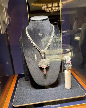 Mew Azama Instagram - 💎💎💎

今日からCHAUMETの新店舗がGINZA SIXにOPEN！

ひと足先にプレオープンにお邪魔してきました。

　
ラグジュアリーな店内とキラキラと輝くジュエリーたちにうっとり🥰
　

GINZA SIX内のテラスにて
日本初CHAUMET POP-UP CAFEも24日まで期間限定でOPENしているので、ぜひ遊びに行ってみてください💙

#PR#chaumet