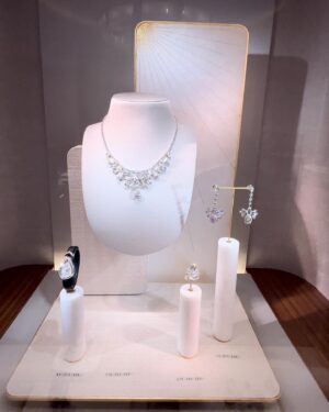 Mew Azama Instagram - 💎💎💎

今日からCHAUMETの新店舗がGINZA SIXにOPEN！

ひと足先にプレオープンにお邪魔してきました。

　
ラグジュアリーな店内とキラキラと輝くジュエリーたちにうっとり🥰
　

GINZA SIX内のテラスにて
日本初CHAUMET POP-UP CAFEも24日まで期間限定でOPENしているので、ぜひ遊びに行ってみてください💙

#PR#chaumet