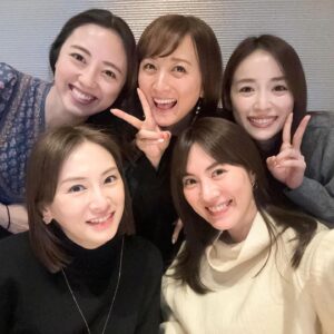 Mew Azama Instagram - 先日誕生日でした🎂
　
写真は先週戦士がお祝いしてくれた時の。
　
thank you🩷❤️🧡💚🩵
　
　
メッセージをくれた方もありがとうございます✨
　

今年は戦士20周年をはじめ、
いろいろと特別な年になりました。

いつも応援してくださっている方々、周りの方々に
改めて感謝です。
　
　
さて2023年も残り数時間！　
　

みなさま今年も1年ありがとうございました！

来年もよろしくお願いします。
　

よいお年をお迎えください♡
　

#2023#birthday
