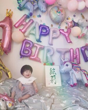 Mew Azama Instagram - 『絃莉』

ヘアメイクの柿ちゃん @kakikana BABYの命名書を
書かせていただきました。

色が白くってお顔がまんまるで
愛嬌たっぷりの絃莉ちゃん🤍

それを表現したくて、まぁるくて柔らかくしなやかな線を意識して書きました。
　

ママそっくりで本当に可愛らしい🥰

成長が楽しみ！
　

#安座間美優命名書#安座間美優書#美優書#みゅう書#安座間美優#書道#shodo#書#趣味#命名書#絃莉#いとり