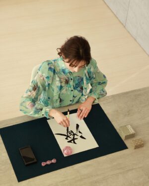 Mew Azama Instagram - 「安座間美優の美書道」

BIJIN＋(@bijin.plus)の書道連載アップされました。
　

6月の言葉は『潦』です。

　
ぜひご覧ください🩵
　

#安座間美優の美書道#安座間美優書#美優書#みゅう書#安座間美優#書道 #shodo#潦#にわたずみ