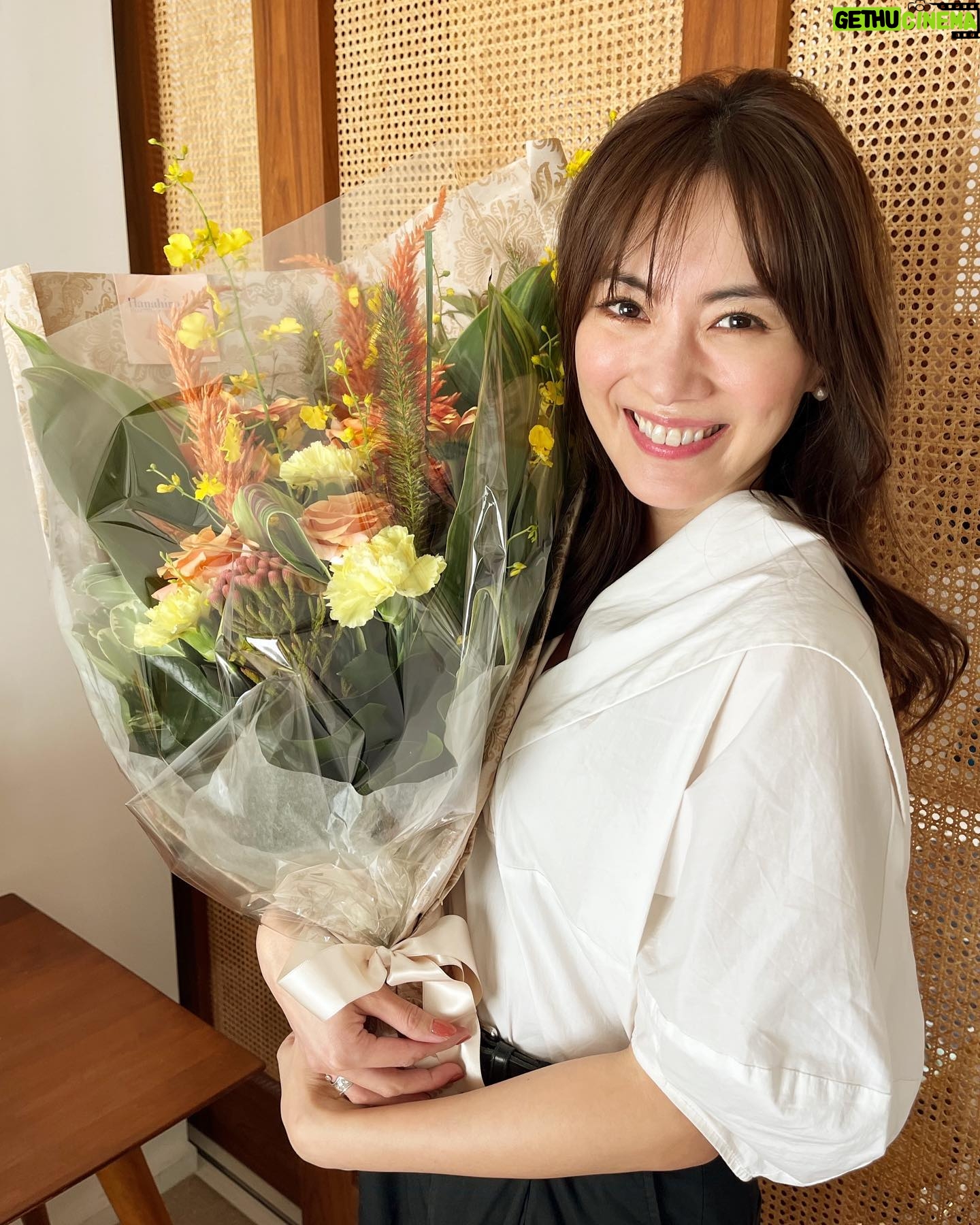 Mew Azama - 4.5K Likes - 🧡💛🧡💛
みなさまたくさんの温かいメッセージ
本当にありがとうございます!
想像以上のお祝いの言葉に…感動しております。
感謝の気持ちでいっぱいです🥰
現場でも素敵なお花をいただきました💐
嬉しいなぁ!
こんなにお祝いしていただけるなんて幸せです♡
これからもよろしくお願い致します!