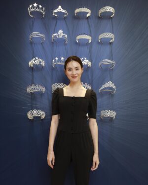 Mew Azama Instagram - 💎💎💎

今日からCHAUMETの新店舗がGINZA SIXにOPEN！

ひと足先にプレオープンにお邪魔してきました。

　
ラグジュアリーな店内とキラキラと輝くジュエリーたちにうっとり🥰
　

GINZA SIX内のテラスにて
日本初CHAUMET POP-UP CAFEも24日まで期間限定でOPENしているので、ぜひ遊びに行ってみてください💙

#PR#chaumet