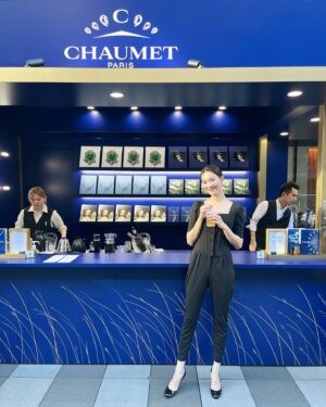 Mew Azama Instagram - 💎💎💎

今日からCHAUMETの新店舗がGINZA SIXにOPEN！

ひと足先にプレオープンにお邪魔してきました。

　
ラグジュアリーな店内とキラキラと輝くジュエリーたちにうっとり🥰
　

GINZA SIX内のテラスにて
日本初CHAUMET POP-UP CAFEも24日まで期間限定でOPENしているので、ぜひ遊びに行ってみてください💙

#PR#chaumet