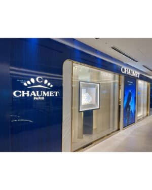Mew Azama Instagram - 💎💎💎

今日からCHAUMETの新店舗がGINZA SIXにOPEN！

ひと足先にプレオープンにお邪魔してきました。

　
ラグジュアリーな店内とキラキラと輝くジュエリーたちにうっとり🥰
　

GINZA SIX内のテラスにて
日本初CHAUMET POP-UP CAFEも24日まで期間限定でOPENしているので、ぜひ遊びに行ってみてください💙

#PR#chaumet