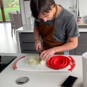 Mey Santamaría Instagram - Cuando te ofrecen cocinar y piden refuerzos a @mrdely.cl 👏🏼👏🏼👏🏼 Exquisitas hamburguesas!!!! Se pasaron 👏🏼👏🏼👏🏼👏🏼 Se nota el entusiasmo en la foto de @philiptimmermann o no? 🙈🤣😂🤣😂🤣😂#elquesabeloqueesbueno
#buendato #cocinaelmaridohoy #ricahamburguesa #amordelbueno