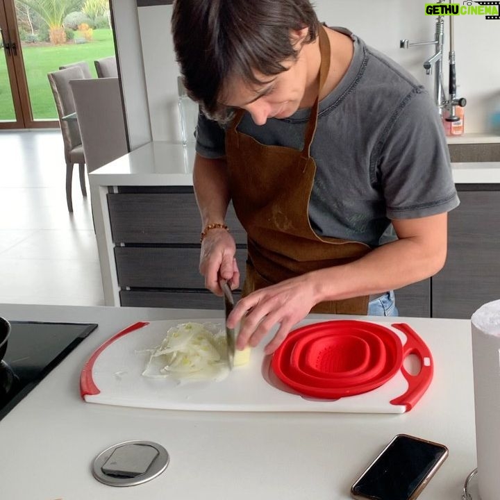 Mey Santamaría - 4.7K Likes - Cuando te ofrecen cocinar y piden refuerzos a @mrdely.cl 👏🏼👏🏼👏🏼 Exquisitas hamburguesas!!!! Se pasaron 👏🏼👏🏼👏🏼👏🏼 Se nota el entusiasmo en la foto de @philiptimmermann o no? 🙈🤣😂🤣😂🤣😂#elquesabeloqueesbueno
#buendato #cocinaelmaridohoy #ricahamburguesa #amordelbueno