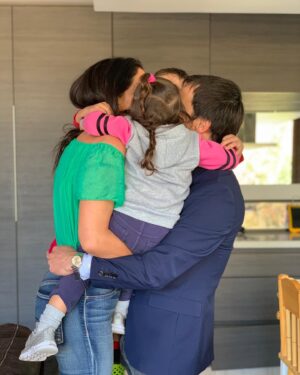 Mey Santamaría Instagram - Adoro los días en familia!✨ @philiptimmermann 😍  y deseo que tod@s puedan vivirlo! @oikoschile.ong 🙌🏽💞 Aquí una de nuestras tradiciones familiares!!! “Besos entre cuatro” Feliz Sábado! #tradicionfamiliar #diaenfamilia #felizsabado #besoentrecuatro #yosoyoikoschile #felicesfiestaspatrias