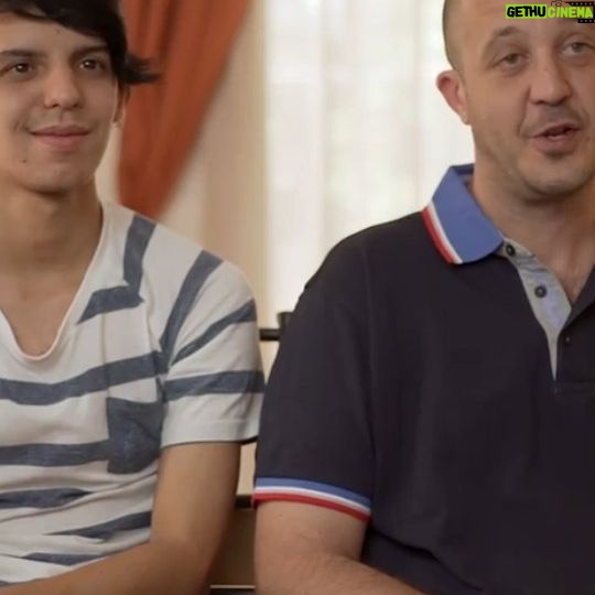 Mey Santamaría Instagram - Emelina, Daniele y su hija biológica Sol acogen niños y adolescentes que han pasado mucho tiempo en residencias. Una experiencia que les ha cambiado la vida tanto a ellos como a sus hijos del corazón. Existe un miedo a acoger adolescentes porque muchas veces tenemos prejuicios de lo compleja que es la adolescencia. Sin embargo, Emelina también fue una niña que fue acogida en su etapa de pre-adolescencia y junto a Sebastián y Nico reflexionan sobre cómo el amor puede curar las heridas y generar vínculos que permitan una relación familiar saludable y amorosa. Muchos niños, niñas y adolescentes viven en residencias desde hace muchos años y necesitan una familia de larga permanencia que les pueda dar la oportunidad de experimentar el amor y ser guiado/a en su camino hacia la vida adulta. Descubre toda la información, programas de acogida y formulario de inscripción para acompañarte en el proceso en www.acogeres.cl, sigue las rrss de la campaña en @acogeres y comparte los videos 🙂🙂🙂🙂 Acoger es recuperar Acoger es sanar Acoger es dar respuesta #acogeres #familiasdecogida #niños #niñas #derechoavivirenfamilia #amor #cuidados #derechosdelniño #familia #amordefamilia #proteccioninfantil #justicia #chile #adolescencia