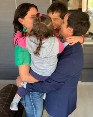 Mey Santamaría Instagram - Adoro los días en familia!✨ @philiptimmermann 😍  y deseo que tod@s puedan vivirlo! @oikoschile.ong 🙌🏽💞 Aquí una de nuestras tradiciones familiares!!! “Besos entre cuatro” Feliz Sábado! #tradicionfamiliar #diaenfamilia #felizsabado #besoentrecuatro #yosoyoikoschile #felicesfiestaspatrias