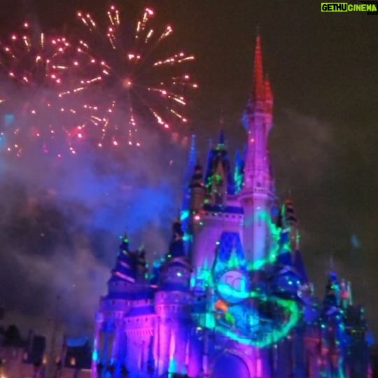 Mey Santamaría Instagram - Fuegos! Un vistazo a la celebración de los 50 años de Disney para los que no puedan venir. Hermoso! #unmundoideal #fantasia #hijos #fuegosartificiales #família #disneyworld #sueñocumplido
