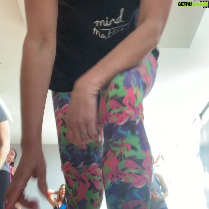 Mey Santamaría - 4.2K Likes - Dicen que las tristezas y el cansancio se van bailando 💃🏻 por eso con mi partner @janineleal_alianzawellness nos bajamos del mundo para venir a @dmoovchicureo a cargar las pilas! Y tú que esperas? Pon la música que más te guste y baila como si el mundo se fuera acabar!!🙌🏽💞 #baile #amigas #dmoovers