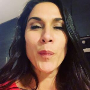 Mey Santamaría Instagram - Les ha pasado? 😬 Que te guste tanto algo😋, que te enteres que no tiene azúcar añadida😱 y que puedes comerlos sin culpas, solo goce 🤪🤩 entregada al disfrute y cuando miras al costado, quién los compro te quiere matar 😡 porque no le dejaste más de dos???🙈 No pude aguantarme con @boketoconfiteriacl sabores que te llevan a otro mundo! @philiptimmermann Lo siento!🙏 #puroplacer #confiteriadeautor #singluten #sinazucarañadida #cacao #elamortodoloperdona