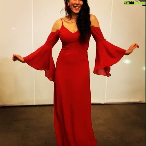Mey Santamaría - 3.6K Likes - Así estamos esperando el #2020 Con toda la alegría y el amor que merece la vida!!!! Profundamente deseo que el amor se propague y venza en todo sentido! 🙌🏽💞Que Dios los bendiga y el amor los domine este #añonuevo #amorporchile #amorpordios #amorporlavida #amordelbueno y #paratodos 🙌🏽💞 #vestidorojo @beaute__tienda #thebest