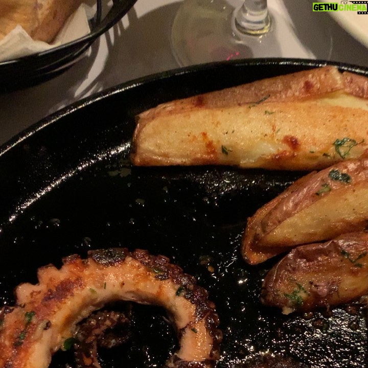 Mey Santamaría - 2.8K Likes - Y siguen las sorpresas en @sottovoce.cl 😜 delicioso @philiptimmermann Te adoro!💞 #celebracion #cumpleaños #comoaunareina