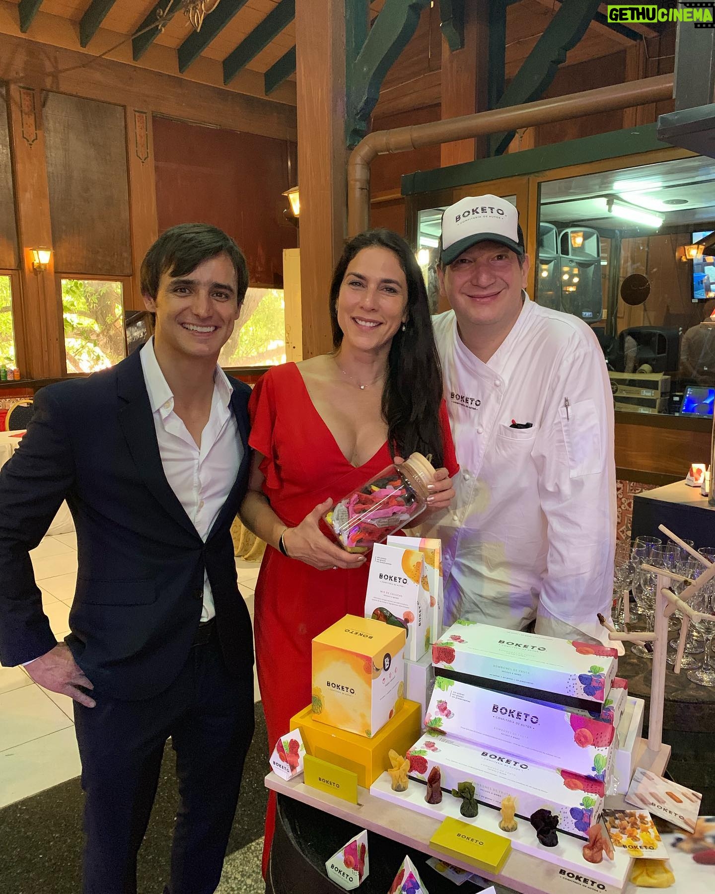 Mey Santamaría - 1.9K Likes - Con @CATACHILE Presentando en la Fiesta Internacional Del Vino 2019 en Cuba a @boketoconfiteriacl que no puede ser más delicioso, sin azúcar, sin gluten, certificados y con 60% de cacao. Una verdadera delicia!Ideal para diabéticos y para todos los que tratamos de dejar La azúcar fuera de nuestra vida💞 #cuba #lomejordechile #confiteriadeautor #catachile #boketoconfiteria #chileencuba