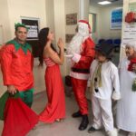 Mey SantamarΓa Instagram – Ya es una tradiciΓ³n La foto agradeciΓ©ndole al #viejopascuero su presencia en el Hospital Luis Calvo Mackenna a pesar del calor! Y tambiΓ©n quiero agradecer a mis amigos de #sentidanavidad @fransepulv @quinocasarino Mariana etc, por llevar 23 aΓ±os haciendo felices a los niΓ±os e invitarme a ser parte de este dΓa tan especial hace ya varios aΓ±os. Mi alma se siente tranquila despuΓ©s de escuchar el #corotabernaculodecristo Gracias a todos los voluntarios y auspiciadores que la hacen posible ππ½π Bendiciones y MUY FELIZ NAVIDAD tengan todos en familiaπ #sentidanavidad #navidadparatodos #amordelbueno #niΓ±osdechile