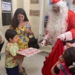 Mey Santamaría Instagram – Ya es una tradición La foto agradeciéndole al #viejopascuero su presencia en el Hospital Luis Calvo Mackenna a pesar del calor! Y también quiero agradecer a mis amigos de #sentidanavidad @fransepulv @quinocasarino Mariana etc, por llevar 23 años haciendo felices a los niños e invitarme a ser parte de este día tan especial hace ya varios años. Mi alma se siente tranquila después de escuchar el #corotabernaculodecristo Gracias a todos los voluntarios y auspiciadores que la hacen posible 🙌🏽💞 Bendiciones y MUY FELIZ NAVIDAD tengan todos en familia🙏 #sentidanavidad #navidadparatodos #amordelbueno #niñosdechile