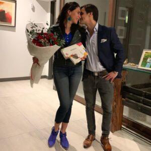 Mey Santamaría Instagram - Adoro las lindas sorpresas de mi guapo marido @philiptimmermann 💞😍🥰 Cuando no esperas nada después de un día agitado y llegan con lo que más disfrutas! Bellas rosas 🌹 y el mejor chocolate de autor del mundo! @boketoconfiteriacl 🙏 #sorpresa #cumpleaños #cuandosabenloquetegusta