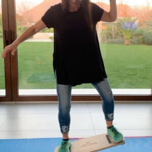 Mey Santamaría Instagram - Jugando como niñ@s con @m_ffernandaa 😛Se mueren lo bueno que es esta tabla 🏄🏻‍♂️ para el equilibrio, las piernas y para el corazón también. Control interior 🤦🏽‍♀️🙈😂🤣😂 mi marido @philiptimmermann fue el que la compró en @iglwoodlab #equilibrio #juego #entretencion