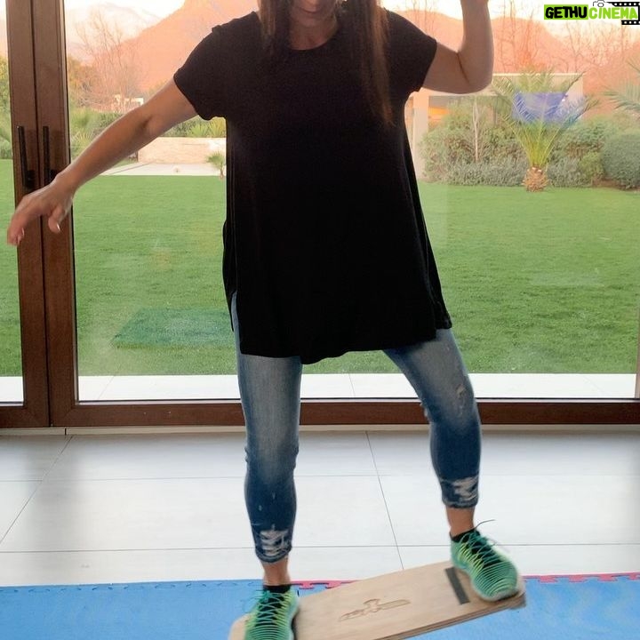 Mey Santamaría - 4.8K Likes - Jugando como niñ@s con @m_ffernandaa 😛Se mueren lo bueno que es esta tabla 🏄🏻♂️ para el equilibrio, las piernas y para el corazón también. Control interior 🤦🏽♀️🙈😂🤣😂 mi marido @philiptimmermann fue el que la compró en @iglwoodlab #equilibrio #juego #entretencion
