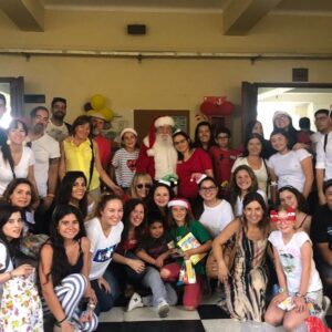 Mey Santamaría Instagram - Ya es una tradición La foto agradeciéndole al #viejopascuero su presencia en el Hospital Luis Calvo Mackenna a pesar del calor! Y también quiero agradecer a mis amigos de #sentidanavidad @fransepulv @quinocasarino Mariana etc, por llevar 23 años haciendo felices a los niños e invitarme a ser parte de este día tan especial hace ya varios años. Mi alma se siente tranquila después de escuchar el #corotabernaculodecristo Gracias a todos los voluntarios y auspiciadores que la hacen posible 🙌🏽💞 Bendiciones  y MUY FELIZ NAVIDAD tengan todos en familia🙏 #sentidanavidad #navidadparatodos #amordelbueno #niñosdechile