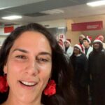 Mey Santamaría Instagram – Ya es una tradición La foto agradeciéndole al #viejopascuero su presencia en el Hospital Luis Calvo Mackenna a pesar del calor! Y también quiero agradecer a mis amigos de #sentidanavidad @fransepulv @quinocasarino Mariana etc, por llevar 23 años haciendo felices a los niños e invitarme a ser parte de este día tan especial hace ya varios años. Mi alma se siente tranquila después de escuchar el #corotabernaculodecristo Gracias a todos los voluntarios y auspiciadores que la hacen posible 🙌🏽💞 Bendiciones y MUY FELIZ NAVIDAD tengan todos en familia🙏 #sentidanavidad #navidadparatodos #amordelbueno #niñosdechile