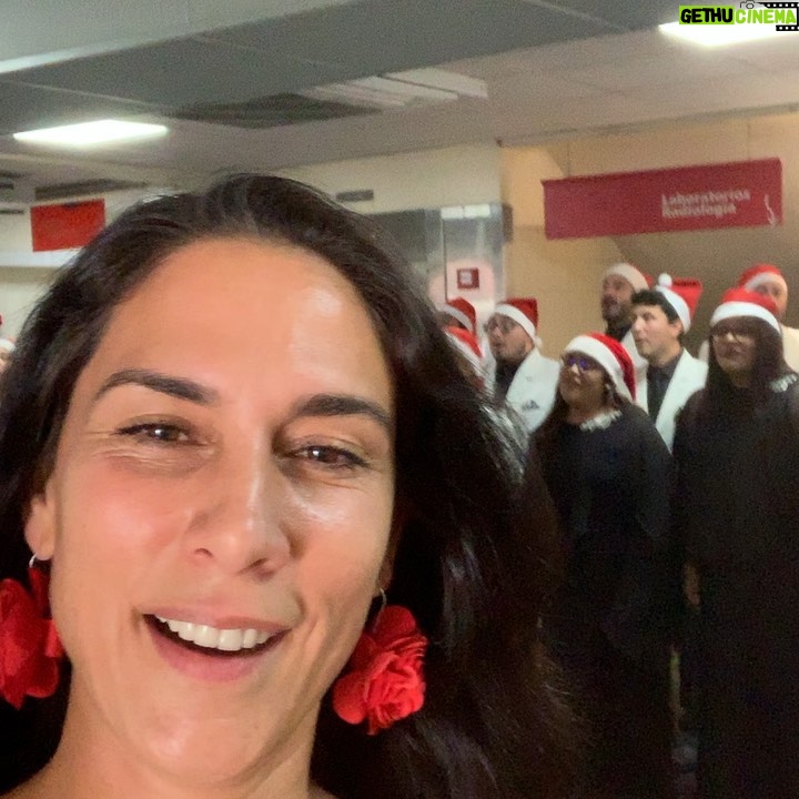 Mey Santamaría - 3.3K Likes - Ya es una tradición La foto agradeciéndole al #viejopascuero su presencia en el Hospital Luis Calvo Mackenna a pesar del calor! Y también quiero agradecer a mis amigos de #sentidanavidad @fransepulv @quinocasarino Mariana etc, por llevar 23 años haciendo felices a los niños e invitarme a ser parte de este día tan especial hace ya varios años. Mi alma se siente tranquila después de escuchar el #corotabernaculodecristo Gracias a todos los voluntarios y auspiciadores que la hacen posible 🙌🏽💞 Bendiciones y MUY FELIZ NAVIDAD tengan todos en familia🙏 #sentidanavidad #navidadparatodos #amordelbueno #niñosdechile