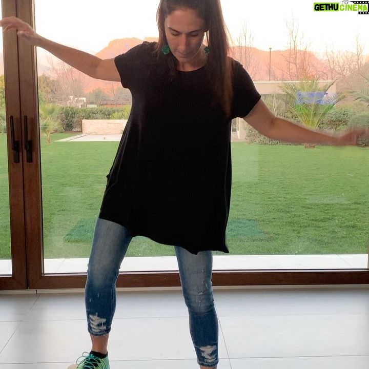 Mey Santamaría - 4.8K Likes - Jugando como niñ@s con @m_ffernandaa 😛Se mueren lo bueno que es esta tabla 🏄🏻♂️ para el equilibrio, las piernas y para el corazón también. Control interior 🤦🏽♀️🙈😂🤣😂 mi marido @philiptimmermann fue el que la compró en @iglwoodlab #equilibrio #juego #entretencion