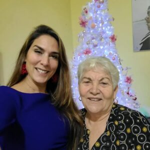 Mey Santamaría Instagram - Feliz día a todas esas bellas madres que saben lo que es el AMOR!!! Feliz día madre mía, @sobeidagongora gracias por enseñarme sobre la empatia, la generosidad y muchas cosas que me han ayudado a ser la madre que soy hoy 💞 Gracias a mis hijos y a @philiptimmermann
Por mis regalos y a @kissmeeva por mis aros que me encantan!!💝

Se levantan sus hijos y la llaman bienaventurada; Y su marido también la alaba:
Proverbios 31:28 
 Muchas mujeres hicieron el bien; Mas tú sobrepasas a todas.
Proverbios 31:29 
#felizdiadelasmadres #felizdiamama #abrazos